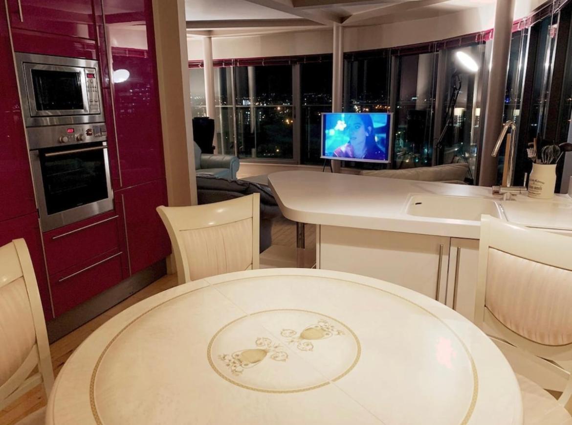 Designer Penthouse - Centre G1, 3 Bedrooms, 2 Bathrooms, Terrace, Riverview, Off Buchanan Street.