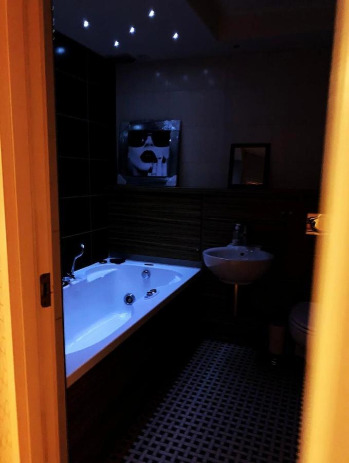 Designer Penthouse - Centre G1, 3 Bedrooms, 2 Bathrooms, Terrace, Riverview, Off Buchanan Street. Glasgow